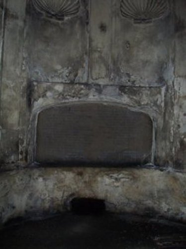 3 PHOTOS: 'PRESENTING' THE TOMB EPITAPH